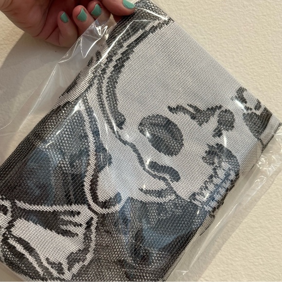 Rest in Peace Skull and Bones lace runner - Picture 6 of 12